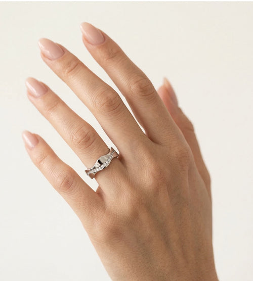 Bague de mariage en or blanc avec un design rond unique