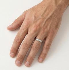 Anillo de boda solitario de oro blanco con línea