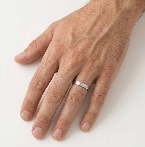 Anillo de boda solitario de oro blanco con línea