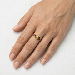 Bague élégante en or 14 carats avec moldavite et grenat