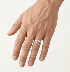 Elegantní snubní prsteny z bílého zlata s diamanty a bez nich