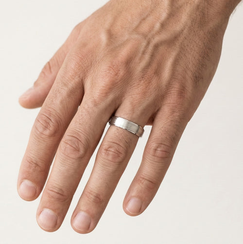 Alliances en or blanc avec côtés en escalier