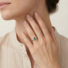 Prsten z bílého zlata se smaragdem a diamanty