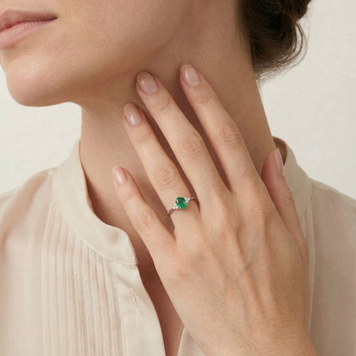 Prsten z bílého zlata se smaragdem a diamanty