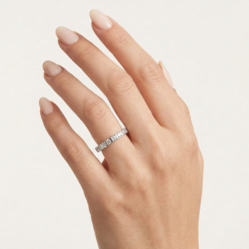 Bague de mariage demi-éternité en or blanc avec pierres optionnelles.