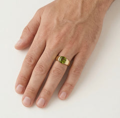 Anillo unisex de oro con moldavita talla cojín