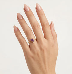 Anillo de oro amarillo con zirconia cúbica en corte pera y amatista morada