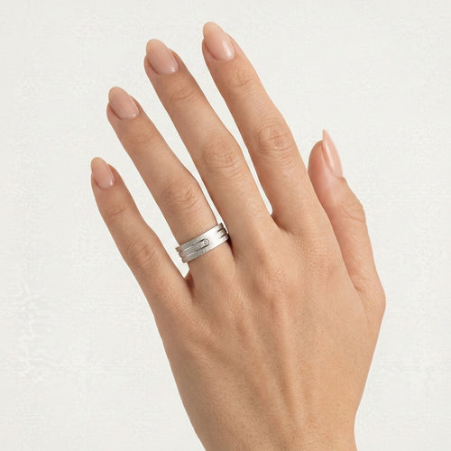 Alliance en or blanc brillant.