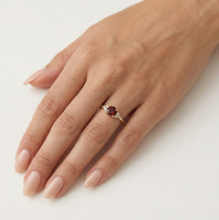 Bague élégante en or avec grenat et zircon cubique