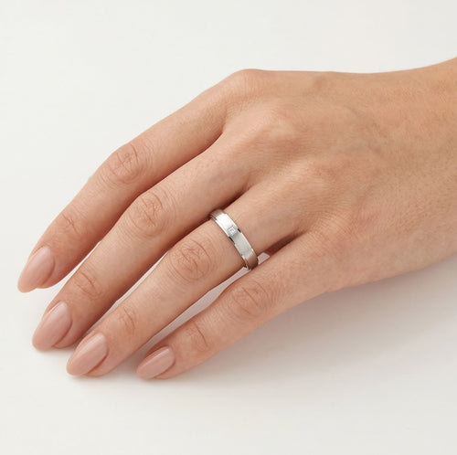 Anillo de boda de oro blanco con piedra corte princesa