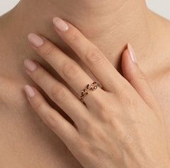 Elegantní granátový prsten se smíšenými broušenými kameny