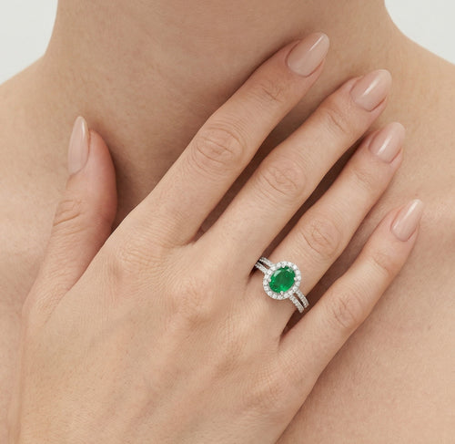 Elegantní prsten z bílého zlata s diamanty a smaragdem