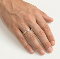 Bague de mariage en or jaune avec accents blancs.