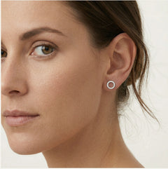 Boucles d’oreilles puces cercle en argent avec zircons cubiques
