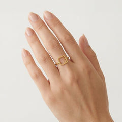 Zlatý prsten s čtvercovým rámem