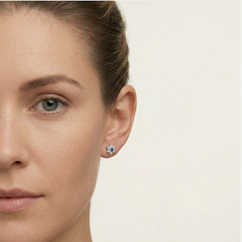 Stříbrné květinové náušnice se safírovým středem