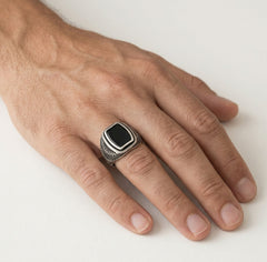 Pánský stříbrný prsten s onyxem, radiant a ryté boky