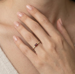 Bague en or jaune avec grenat et zircone cubique