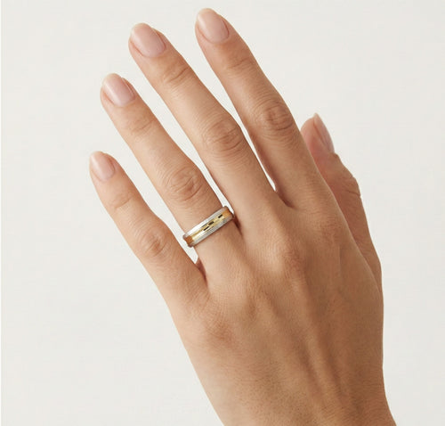 Anillo de boda redondo de oro bicolor