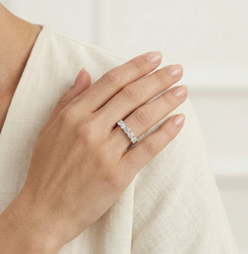 Bague en argent avec cinq zirconiums cubiques