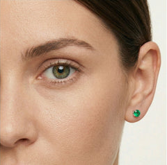 Stříbrné náušnice s kulatým syntetickým smaragdem