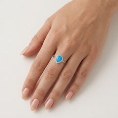 Cabochon-Opal-Ring mit Krappenfassung