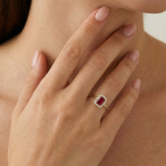 Anillo de oro con encanto real