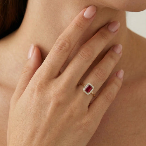 Anillo de oro con encanto real