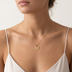 Pendente de oro con la letra M