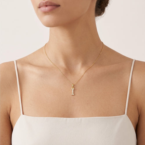 Gold-Anhänger mit dem Buchstaben "I" und Zirkonias