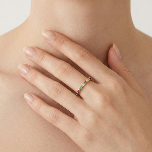 Anillo de oro con línea de baguettes multicolores