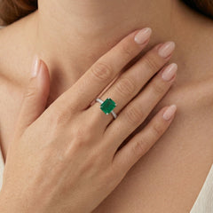 Stříbrný prsten se stupňovitě broušeným smaragdem