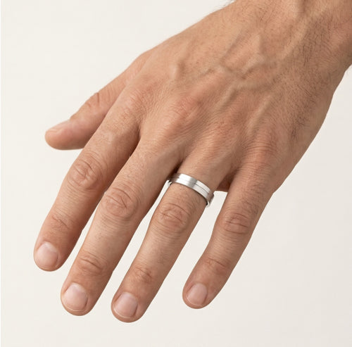 Prsten z bílého zlata s třpytivým povrchem