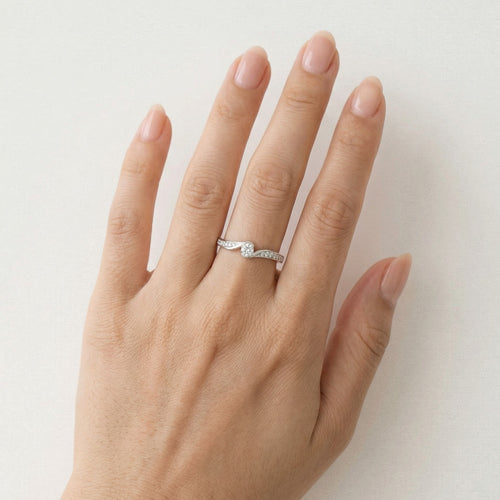 Elegantní dámský zásnubní prsten z bílého zlata s diamanty