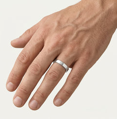 Alliance élégante en or blanc avec pierres optionnelles