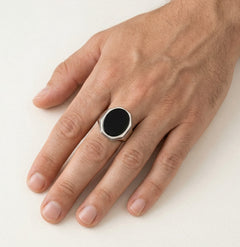 Pánský stříbrný prsten s oválným onyxem, solitér