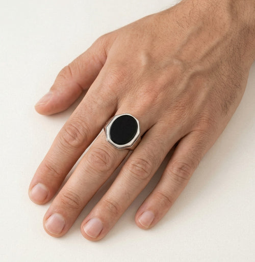 Pánský stříbrný prsten s oválným onyxem, solitér
