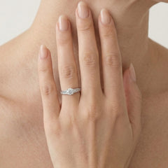 Stříbrný prsten s kulatými a bagetovými zirkony