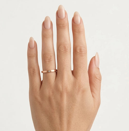 Bague de mariage en or rose à finition mate avec pierre taillée ronde