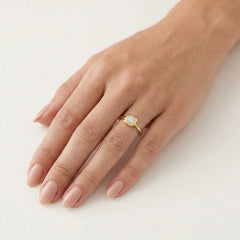 Bague carrée en or avec opale blanche