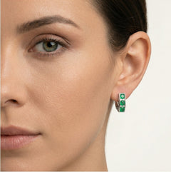 Boucles d’oreilles en jade serties en canal