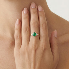 Elegantní prsten z 18kt zlata s diamantem a oválným smaragdem