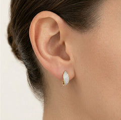 Vlnité zlaté náušnice s kubickým zirkonem