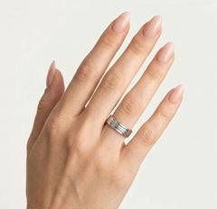 Gravírovaný snubní prsten z bílého zlata