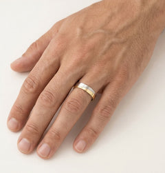 Snubní prsten z leštěného žlutého a matného bílého zlata