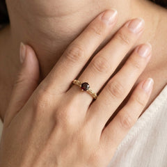 Anillo femenino intrincado con granate