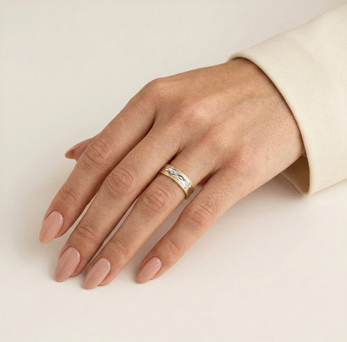 Alianza de oro bicolor con corte especial