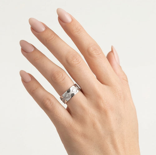 Jedinečný snubní prsten z bílého zlata