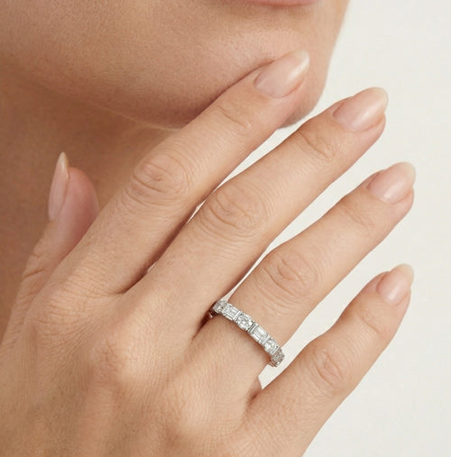 Anillo sofisticado de zirconia cúbica en plata