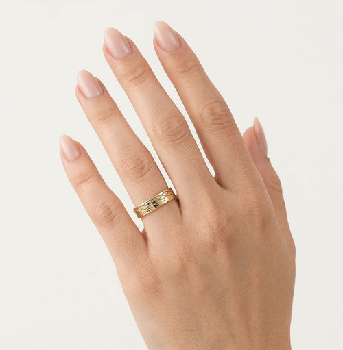 Bague de mariage en or jaune avec lignes croisées en rhodium